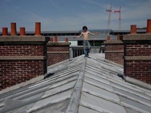UN+homme+sur+le+toit-2