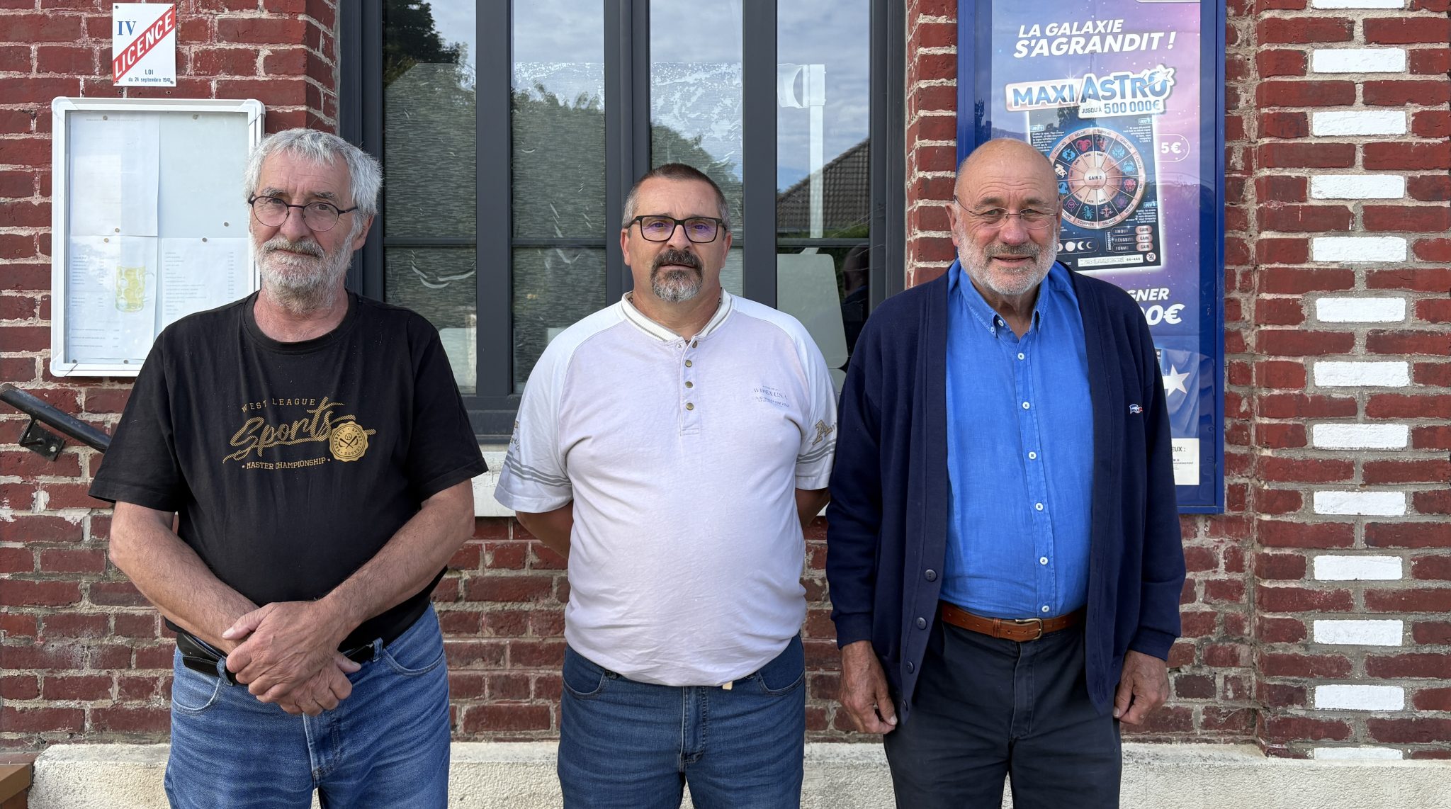 Christophe Bertrand entre le maire et son adjoint, reprenneur du bar de Berlancourt