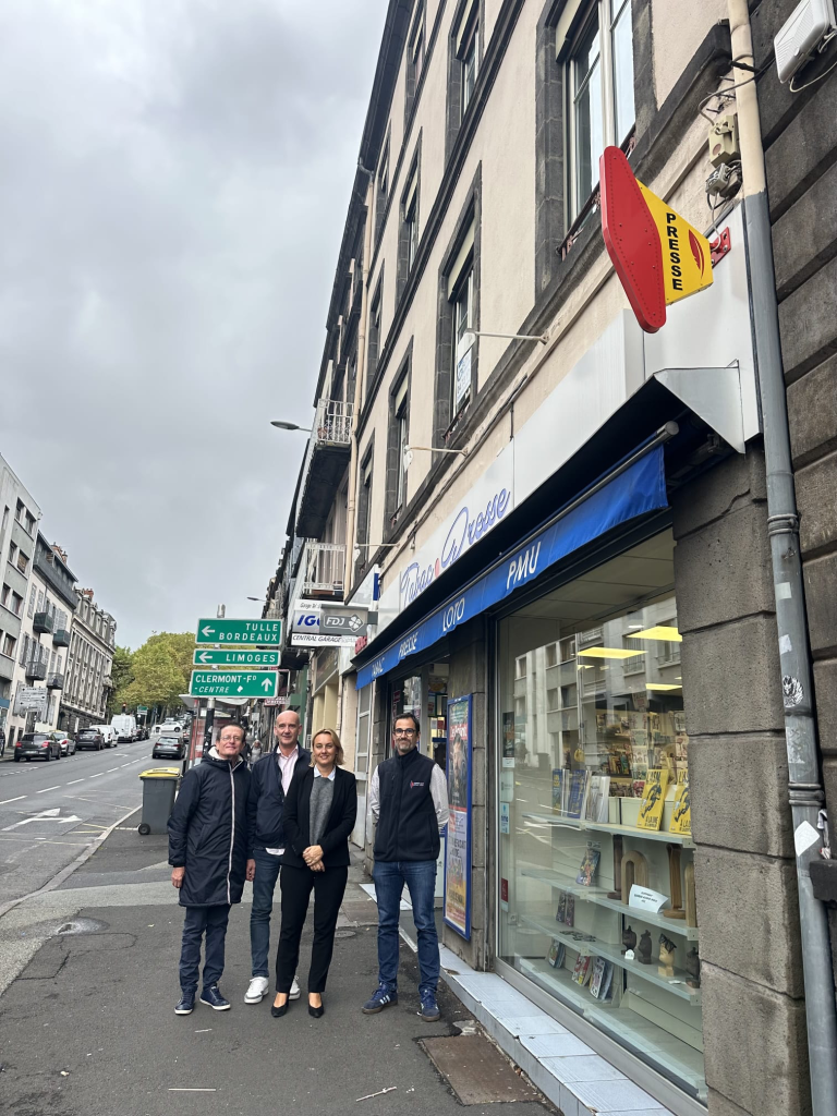 Elu_devant_un_bureau_de_tabac