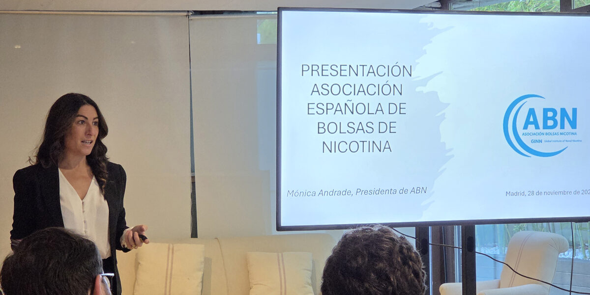 Monica Andrade, présidente de l'ABN donnant une présentation