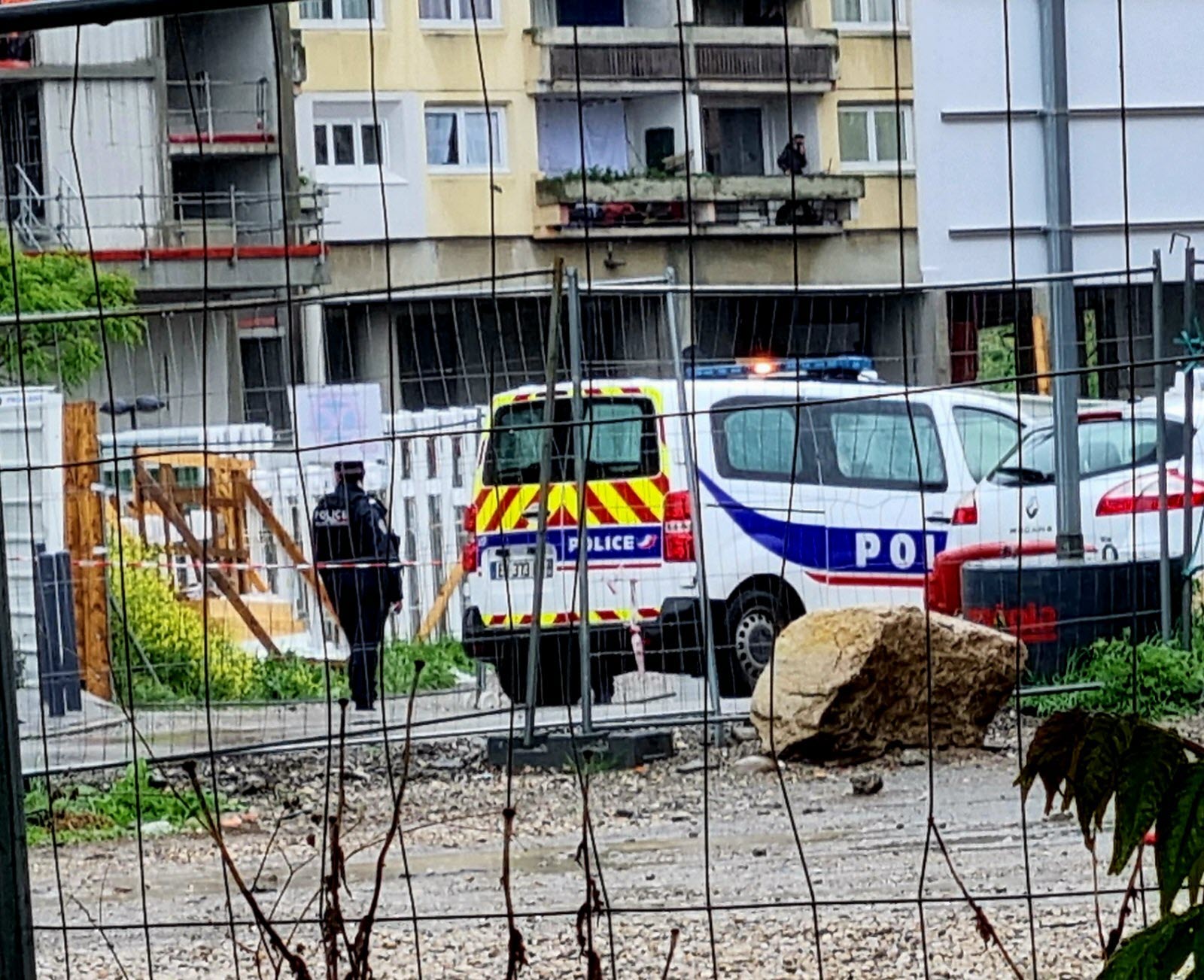 Un agent de police près d'un véhicule