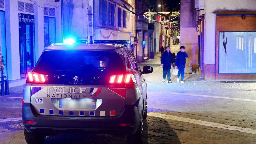 PHOTO CLAUDE BOYER / L'INDEPENDANT / MARCHE DU SOUVENIR TRANS / VOITURE DE POLICE DE NUIT RUE PIETONNE /