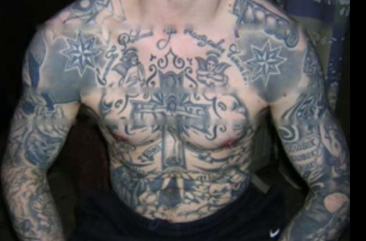Homme tatoué, le monde du tabac